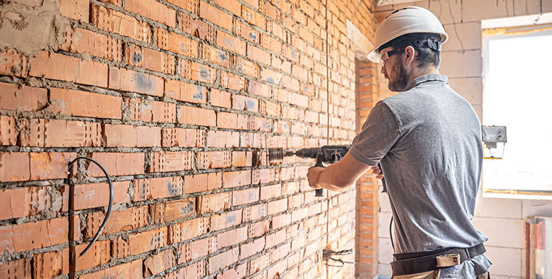 Operaio ristruttura casa