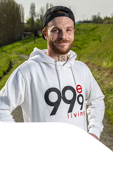 operaio edile con felpa bianca e sfondo campi verdi